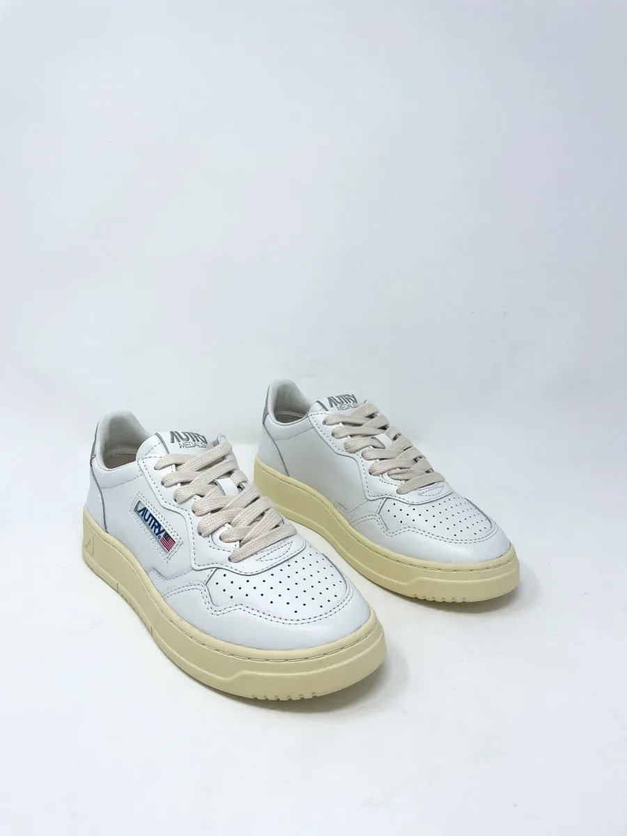 Medalist Low Sneakers in Leather White & Silver