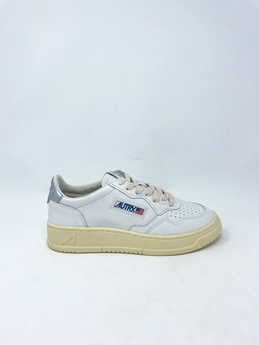 Medalist Low Sneakers in Leather White & Silver